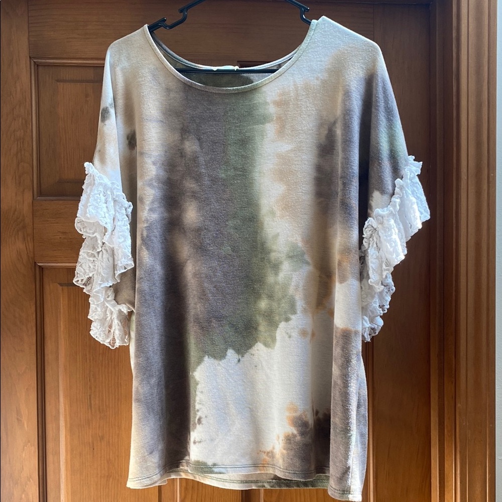 Super cute boutique lace trim top 🥰